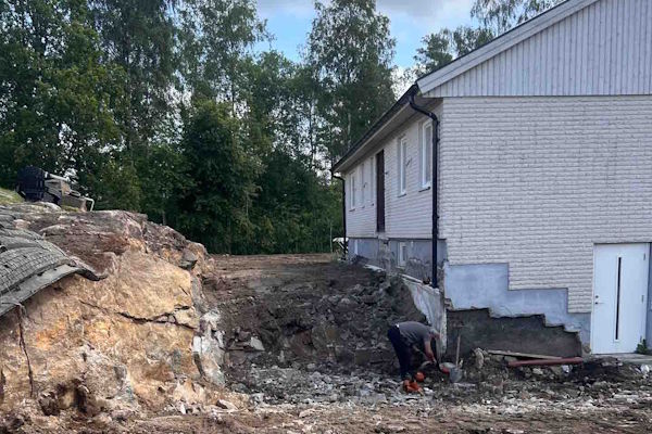 001 dela berg med dynamit vid hus w 600